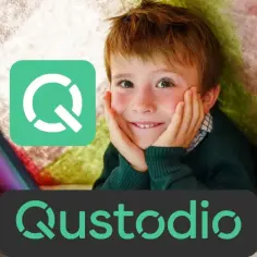 Uśmiechnięty chłopiec z tabletem, logo Qustodio. Bezpieczny świat cyfrowy dla dzieci.