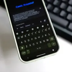 Klawiatura Gboard na telefonie, z widocznym polem "Zapytaj Gemini" i klawiszami QWERTY. To narzędzie ułatwia pisanie i wyszukiwanie informacji.