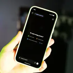 Dłoń trzyma smartfon z aplikacją ChatGPT. Widoczna opcja "Wybierz plan Plus", sugerująca dostęp do funkcji chat gpt pro.