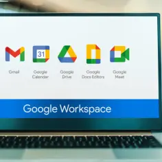 Ikony Gmail, Kalendarza, Dysku, Dokumentów i Meet na ekranie laptopa. Sprawdź, jaka jest google workspace cena.