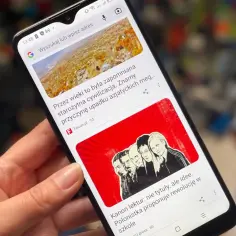 Telefon wyświetla artykuły z Google Discover: o starożytnej cywilizacji i rewolucji w kanonie lektur szkolnych.