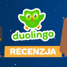 Postać z Duolingo i jej przyjaciele zastanawiają się, czy Duolingo warto. Recenzja aplikacji.