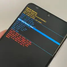 Ekran telefonu Samsung z menu Android Recovery. Widoczna opcja "Wipe data/factory reset", która jest kluczem do wykonania twardego resetu.