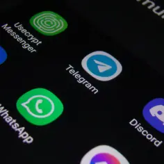 Ekran telefonu z ikonami popularnych komunikatorów: Signal, Usecrypt Messenger, Telegram, WhatsApp, Discord.