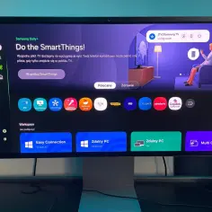 Ekran Samsung TV z interfejsem Tizen. Widoczna aplikacja SmartThings, która pozwala sterować domem.