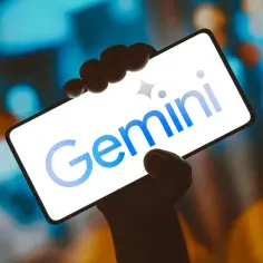 Dłoń trzyma smartfon z widocznym logo Gemini. To narzędzie AI od Google, które może pomóc w wielu zadaniach.