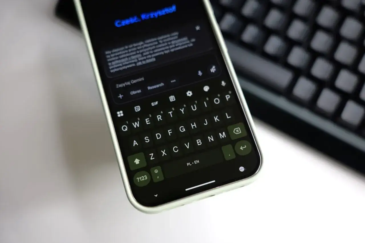 Klawiatura Gboard na telefonie, z polem 