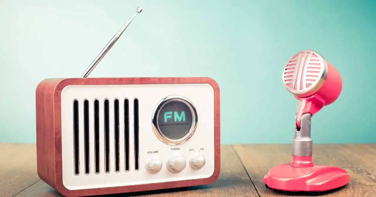 Stylowe replaio radio z antenką i różowy mikrofon retro, gotowe do nadawania.