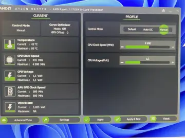 Ekran programu Ryzen Master z informacjami o temperaturze, taktowaniu i napięciu procesora AMD Ryzen 7 7700X.
