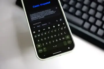 Klawiatura Gboard na telefonie, z widocznym polem "Zapytaj Gemini" i klawiszami QWERTY. To narzędzie ułatwia pisanie i wyszukiwanie informacji.