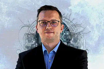 Mężczyzna w okularach i garniturze, z futurystycznym tłem. Czy to on, kto stworzył ChatGPT?