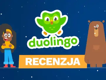 Postać z Duolingo i jej przyjaciele zastanawiają się, czy Duolingo warto. Recenzja aplikacji.