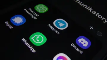 Ekran telefonu z ikonami popularnych komunikatorów: Signal, Usecrypt Messenger, Telegram, WhatsApp, Discord.