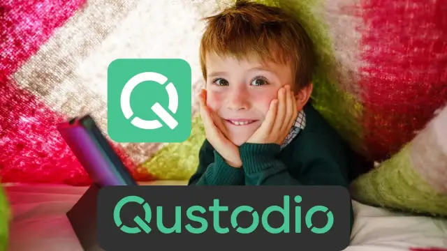 Uśmiechnięty chłopiec z tabletem, logo Qustodio. Bezpieczny świat cyfrowy dla dzieci.
