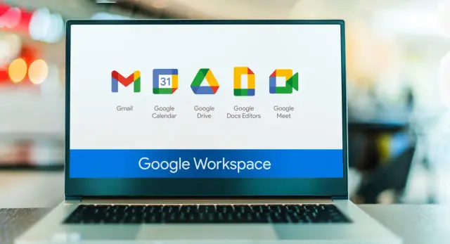 Ikony Gmail, Kalendarza, Dysku, Dokumentów i Meet na ekranie laptopa. Sprawdź, jaka jest google workspace cena.