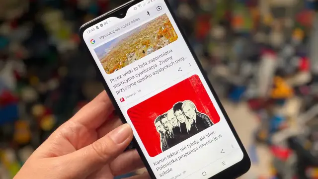 Telefon wyświetla artykuły z Google Discover: o starożytnej cywilizacji i rewolucji w kanonie lektur szkolnych.